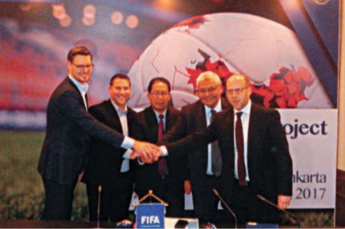 Wakil Ketua PSSI, Joko Driyono (tengah), bersama perwakilan FIFA, Fifpro, dan ECA seusai melakukan pertemuan untuk membahas National Dispute Resolution Chamber (NDRC) di Hotel Sultan, Jakarta,  9-10 Februari 2017.