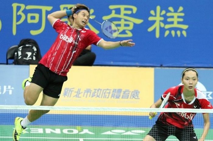 Pasangan ganda campuran nasional Riky Widianto/Gloria Emanuelle Widjaja, sedang mengembalikan kok saat menghadapi Yong Kai Terry Hee/Tan Wei Han (Singapura). Riky/Gloria menang dan berhasil melaju ke semifinal Taiwan Masters setelah menang 11-5. 11-6, 3-11, 11-5, pada laga yang berlangsung di Hsing Chuang Gymnasium, Jumat (14/10/2016).