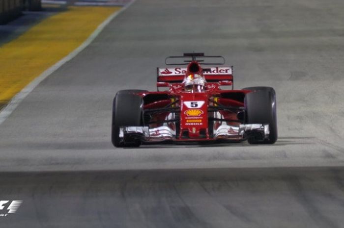 Pebalap Ferrari, Sebastian Vettel saat tampil di sesi kualifikasi F1 GP Singapura (16/9/2017).