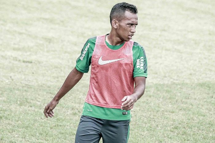 Gelandang Persebaya Surabaya, Irfan Jaya, saat mengikuti training camp (TC) timnas U-23 Indonesia di Lapangan ABC, Senayan, Jakarta pada Rabu (17/1/2018) pagi WIB.