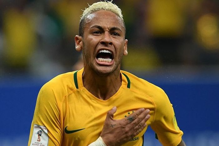 Aksi selebrasi penyerang Brasil, Neymar, setelah menjebol gawang Kolombia dalam laga Kualifikasi Piala Dunia 2018 di Manaus, Brasil, 6 September 2016.