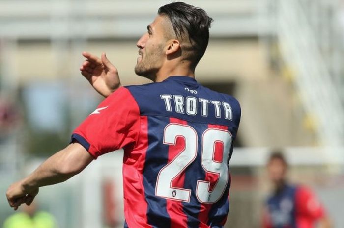 Aksi selebrasi penyerang Crotone, Marcello Trotta, selepas menjebol gawang AC Milan dalam duel lanjutan Liga Italia di Stadio Comunale Ezio Scida, Crotone, 30 April 2017.