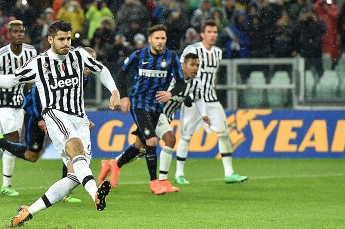 Alvaro Morata kala mencetak gol penalti ke gawang Inter Milan pada pekan ke-26 Serie A 2015-2016.