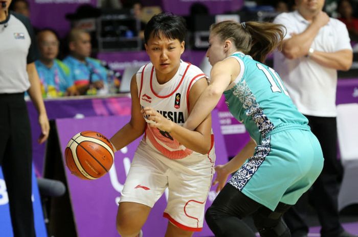 Pebasket putri Indonesia, Natasha Debby Christaline (jersey putih), berupaya melewati penjagaan pemain Kazakhstan, Olga Kolesnikova, pada laga kedua penyisihan grup Asian Games 2018 di Hall Basket Senayan, Jakarta, Minggu (19/8/2018).