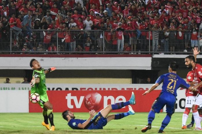 Sundulan gelandang Bali United, Marcos Flores (kanan), yang berbuah gol kemenangan timnya atas Persib Bandung pada laga pekan kedelapan Liga 1 di Stadion Kapten I Wayan Dipta, Gianyar, Rabu (31/5/2017).