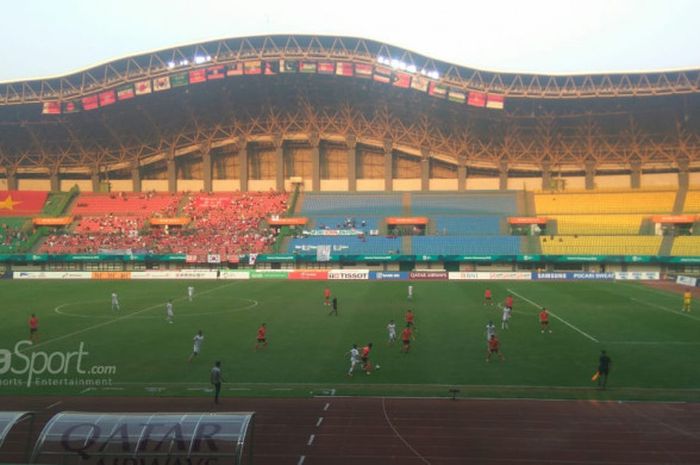 Suasana pertandingan antara timnas U-23 Uzbekistan Vs timnas U-23 Korea Selatan pada babak perempat final sepak bola Asian Games di Staidon Patriot Chandrabhaga, Bekasi, Senin (27/8/2018).