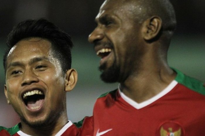 Gelandang tim nasional Indonesia, Andik Vermansyah (kiri) ikut merayakan gol yang dicetak Boaz Solossa dalam pertandingan uji coba menghadapi Malaysia di Stadion Manahan, Solo, pada Selasa (6/9/2016).