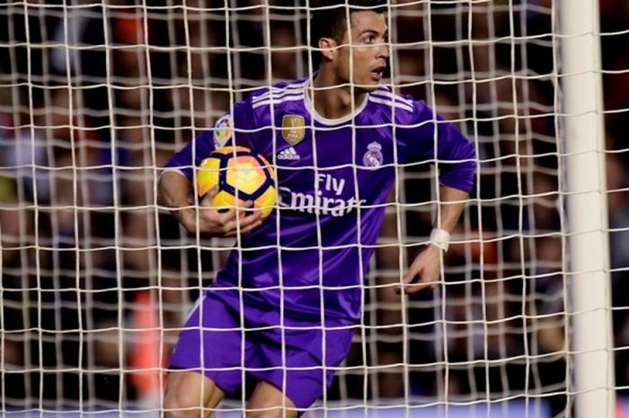 Cristiano Ronaldo mencetak gol Real Madrid ke gawang Valencia pada partai lanjutan La Liga di Stadion Mestalla, Rabu (22/2/2/2017).