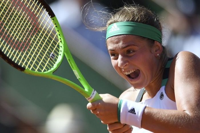 Petenis putri Latvia, Jelena Ostapenko, memukul bola dari Timea Bacsinszky (Swiss) pada babak semifinal Prancis Terbuka (Roland Garros) di Paris, Kamis (8/6/2017).