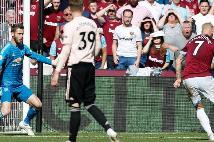 Striker West Ham United, Marko Arnautovic, mencetak gol ketiga timnya dalam pertandingan melawan Manchester United di Liga Inggris, 29 September 2018 di Stadion London.