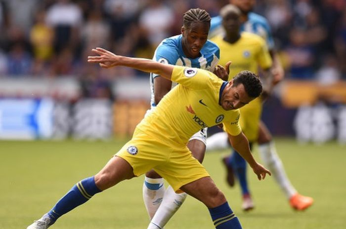 Penyerang Chelsea, Pedro Rodriguez (depan), berduel dengan bek Huddersfield Town, Terence Kongolo, dalam laga Liga Inggris di Stadion John Smith's, Huddersfield pada 11 Agustus 2018.
