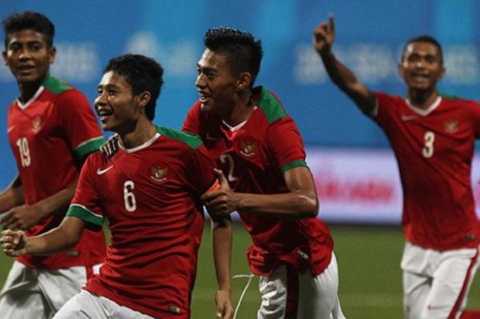 Evan Dimas merayakan keberhasilan mencetak gol ke gawang Filipina, Selasa (9/6/2015).