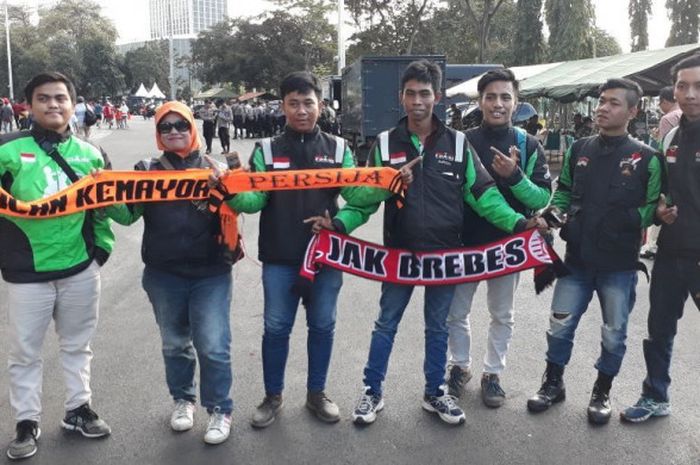Sekelompok driver ojek online datang untuk menyaksikan Persija melawan Bhayangkara FC di SUGBK, Jumat (23/3/2018).