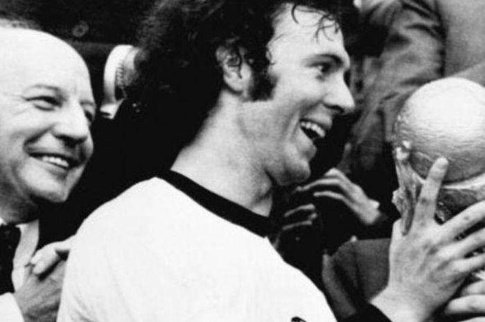 Franz Beckenbauer sebagai kapten timnas Jerman (Barat) memegang trofi Piala Dunia 1974 setelah menekuk Belanda di Olimpiastadion, Muenchem.