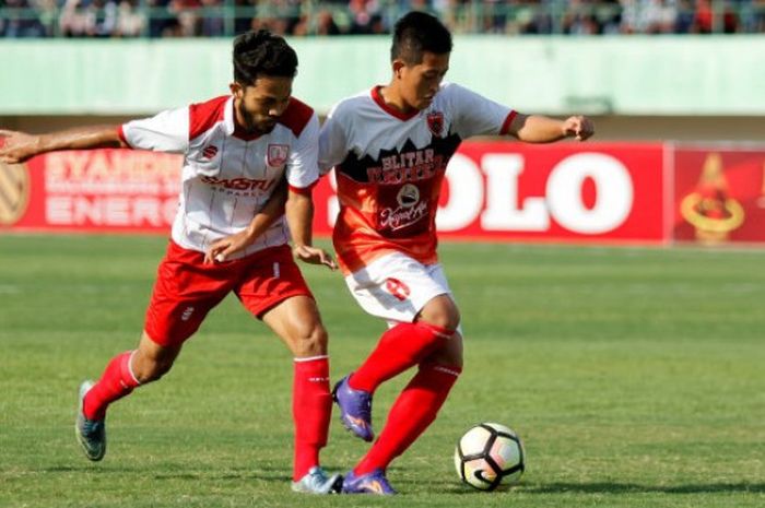 Pemain Persis, Jalwadi (kiri) berusaha merebut bola dari pilar Blitar United, Fadil Redian pada uji coba di Stadion Manahan, Solo, Rabu (4/4/2018). 