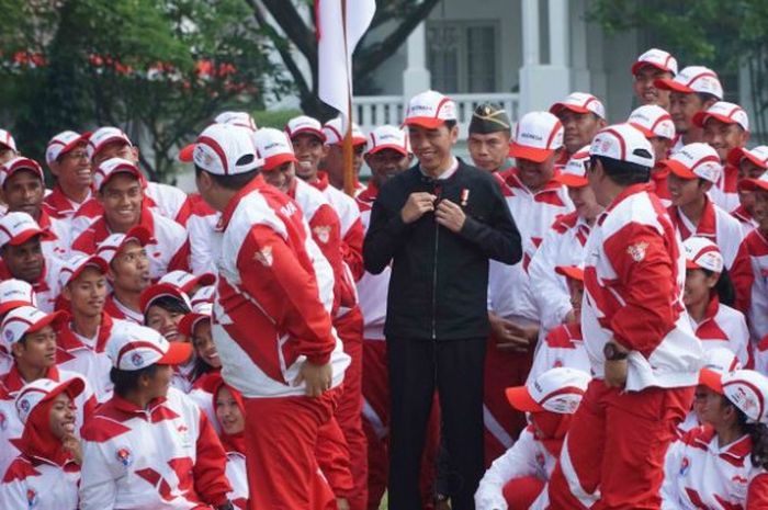 Presiden Joko Widodo tampak ceria di tengah-tengah atlet yang akan berangkat ke SEA Games 2017.