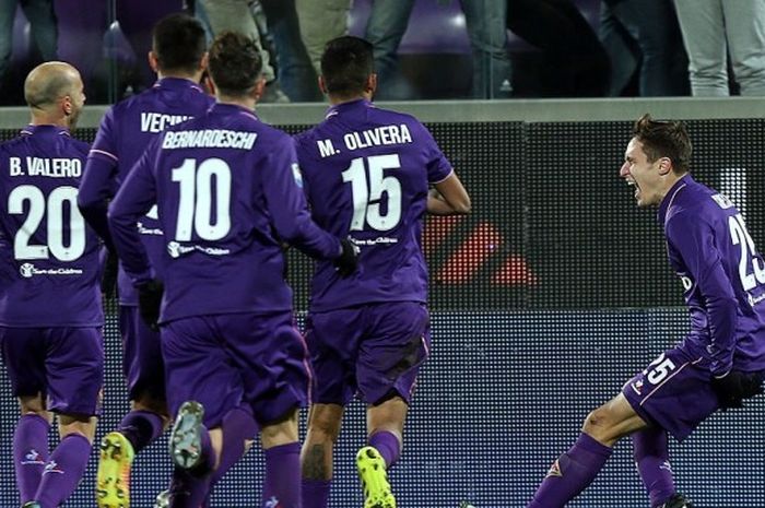 Pemain Fiorentina merayakan gol kedua yang dicetak Milan Badelj ke gawang Juventus dalam laga di Stadion Artemio Franchi, Minggu (15/1/2017).