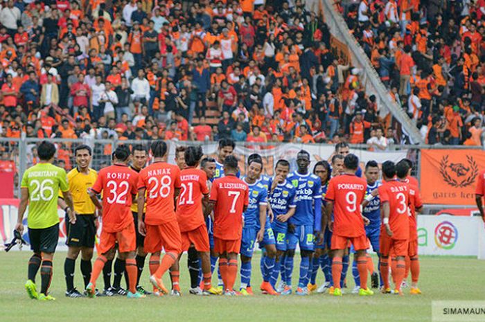 Laga Persija Jakarta versus Persib Bandung.