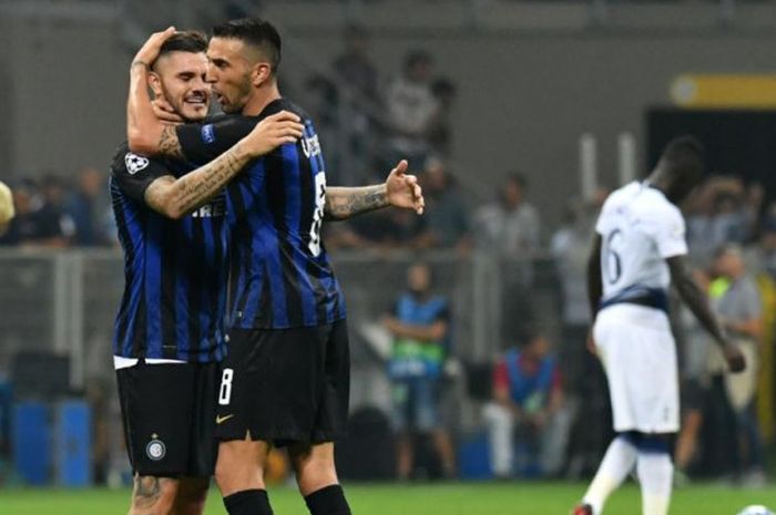 Striker Inter Milan, Mauro Icardi (kiri), merayakan kemenangan tim bersama Matias Vecino dalam partai Liga Champions  di Stadion Giuseppe Meazza, Milan, 18 September 2018.