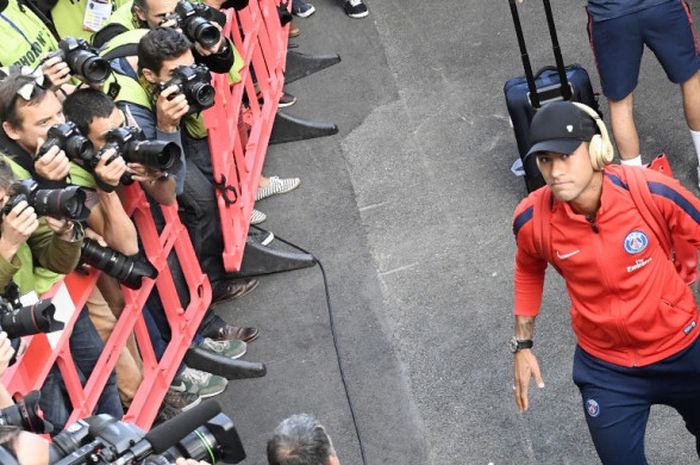 Striker Paris Saint-Germain, Neymar, tiba di Stadion Roudourou, Guingamp, pada 13 Agustus 2017.