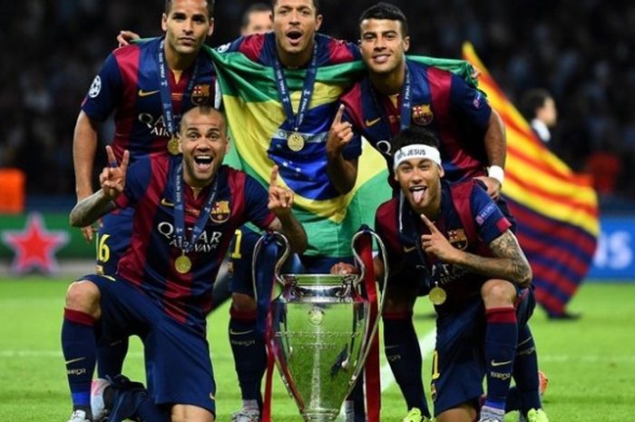 Neymar (kanan bawah) berselebrasi dengan pemain FC Barcelona seusai mengalahkan Juventus pada final Liga Champions 2015 di Berlin
