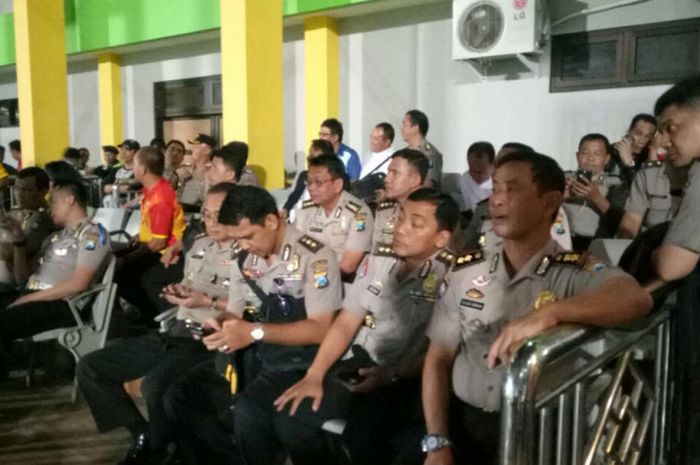Sejumlah aparat kepolisian nampak memenuhi kuris VVIP Stadion Bangkalan, Madura, Rabu (8/11/2017). 