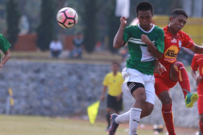 Duel antara pemain Arema U-17 dengan ASIFA U-17 dalam ajang Piala Suratin di Lapangan Arhanud, Malang 8 Agustus 2017.