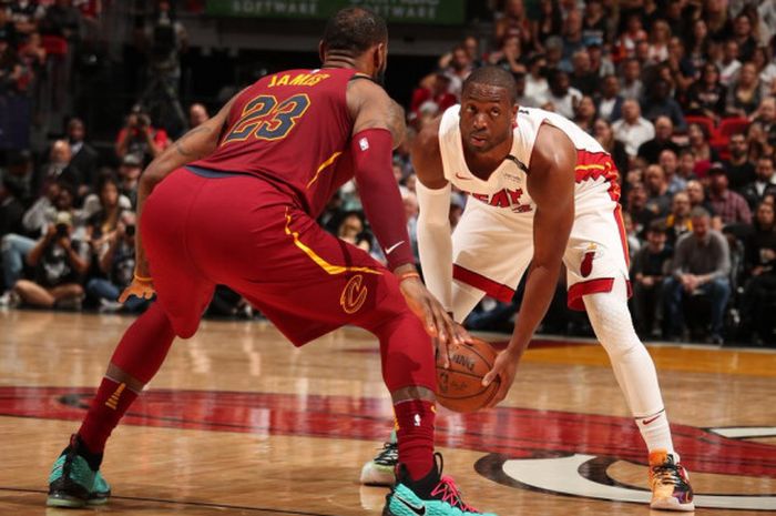 Aksi pemain Miami Heat, Dwyane Wade (kanan), saat berusaha melewati hadangan pemain Cleveland Cavaliers, LeBron James (kiri) pada saat keduanya bertemu pada laga NBA 2017/18, Selasa (27/3/2018) waktu Amerika Serikat.