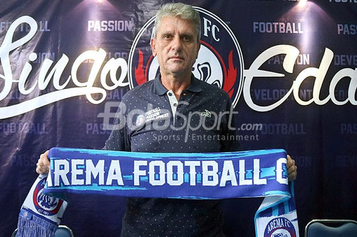 Pelatih fisik Arema FC asal Serbia, Dusan Momcilovic, berpose saat diperkenalkan kepada media dalam sesi konferensi pers di Kantor Arema FC Jalan Kertanegara no 7, Kota Malang, Kamis (30/11/2017) siang.