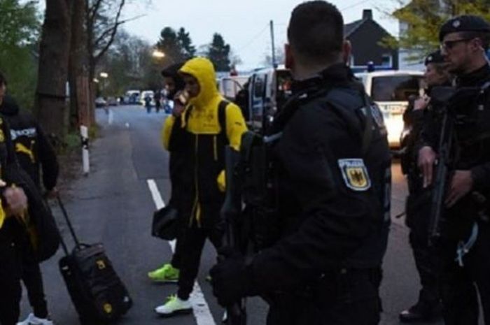 Pihak kepolisian mengevakuasi para pemain Borussia Dortmund seusai terjadi ledakan yang memecahkan salah satu kaca bus tim jelang pertandingan perempat final Liga Champions kontra AS Monaco, Selasa (11/4/2017). 