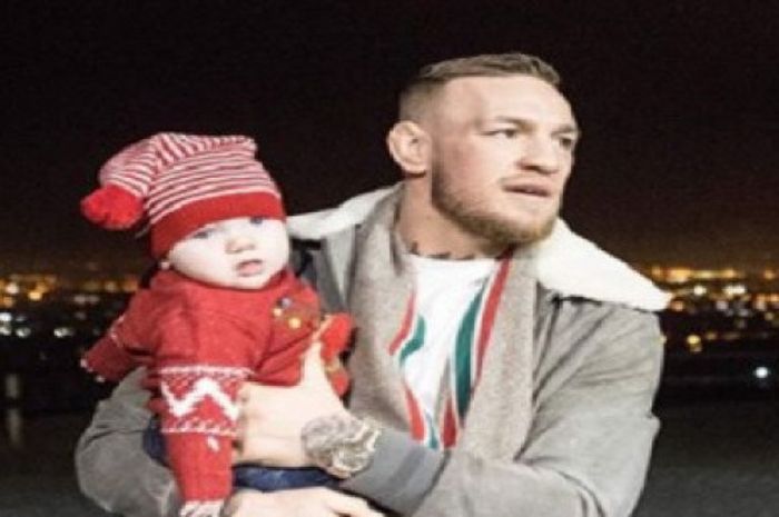 Conor McGregor saat membawa anaknya berlibur.