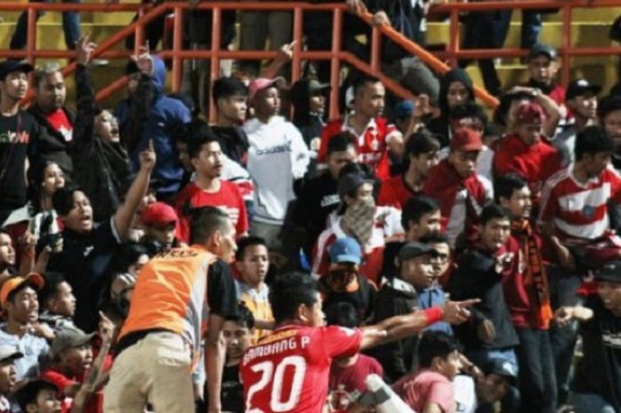 Bambang Pamungkas, mencoba menenangkan suporter yang sempat ricuh dalam laga Persija Vs PSIS Semarang di Stadion Sultan Agung, Bantul, Yogyakarta, Selasa (18/9/2018)