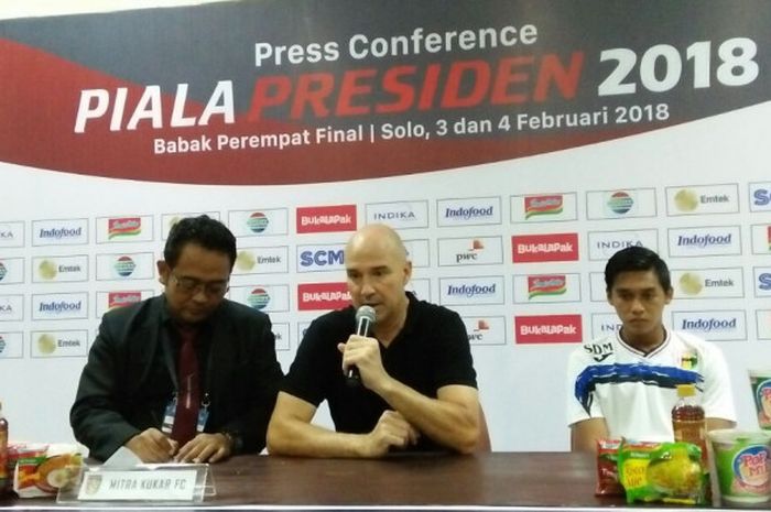 Pelatih Mitra Kukar, Rafael Berges (tengah) pada saat sesi press conference usai pertandingan babak delapan besar Piala Presiden 2018 melawan Persija Jakarta di Stadion Manahan, Solo, Minggu (4/2/2018).