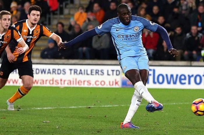 Gelandang Manchester City, Yaya Toure (kanan), mencetak gol pertama klubnya ke gawang Hull City dari titik putih dalam laga Premier League di KCOM Stadium, Hull, 26 Desember 2016.