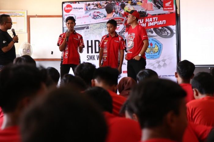 Dua pebalap lokal asal Bandung yang bakal beradu kecepatan dalam Hondra Dream Cup (HDC) 2017 seri pertama, Anggi Permana dan Mario S A, menjadi tamu dalam HDC Tour di SMK Wiraswasta, Cimahi, Jawa Barat, Sabtu (15/4/2017).