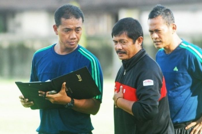 Indra Sjafri (tengah) berdiskusi dengan kedua asistennya, Eko Purjianto dan Djarot Supriadi (kanan).