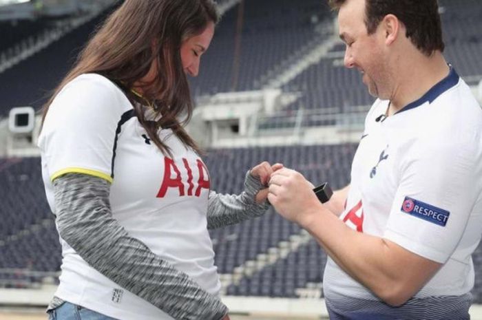 Fan Tottenham Hotspur asal Amerika Serikat, Mike Salerno, melamar kekasihnya di Stadion.