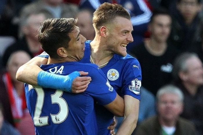 Penyerang Leicester City, Jamie Vardy, melakukan selebrasi usai membobol gawang Sunderland dalam lanjutan Premier League di Stadium of Light, Minggu (10/4/2016).