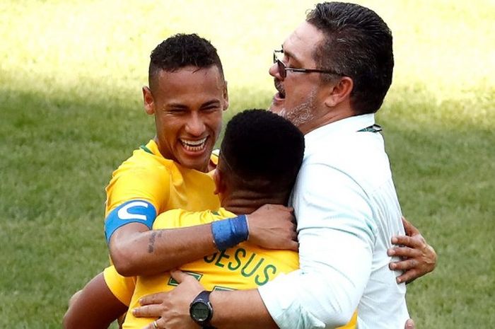 Gabriel Jesus (11), merayakan gol bersama rekan setimnya, Neymar, dan pelatih Rogerio Micale, saat melawan Honduras dalam babak semifinal sepak bola putra Olimpiade 2016 di Stadion Maracana, Rio de Janeiro, Brasil, pada 17 Agustus 2016.