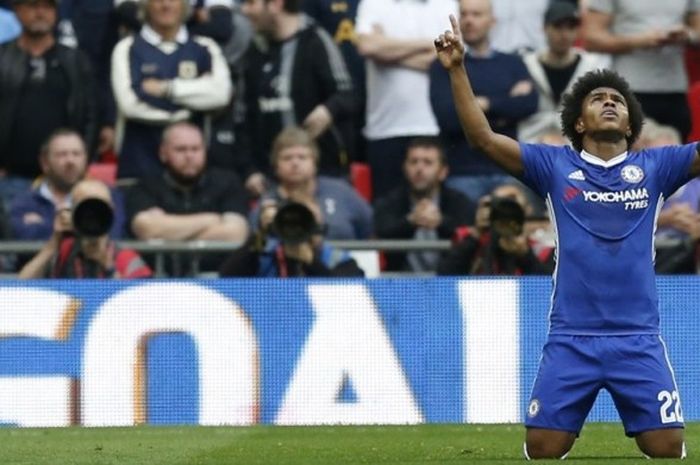 Pemain Chelsea, Willian, melakukan selebrasi setelah mencetak gol ke gawang Tottenham Hotspur di pertandingan semifinal Piala FA di Stadion Wembley, Sabtu (22/4/2017) waktu setempat.