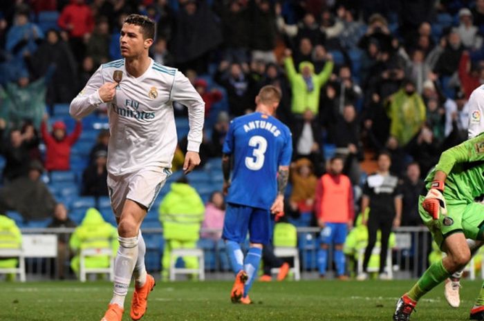 Megabintang Real Madrid, Cristiano Ronaldo, merayakan gol yang dia cetak ke gawang Getafe dalam laga Liga Spanyol di Stadion Santiago Bernabeu, Madrid, pada 3 Maret 2018.