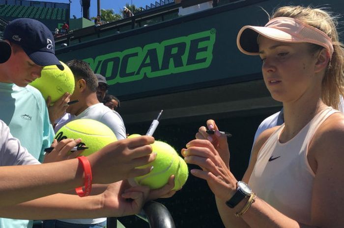 Elina Svitolina  memberikan tanda tangan kepada fan usai memenangi babak 64 besar Miami Open 2018.