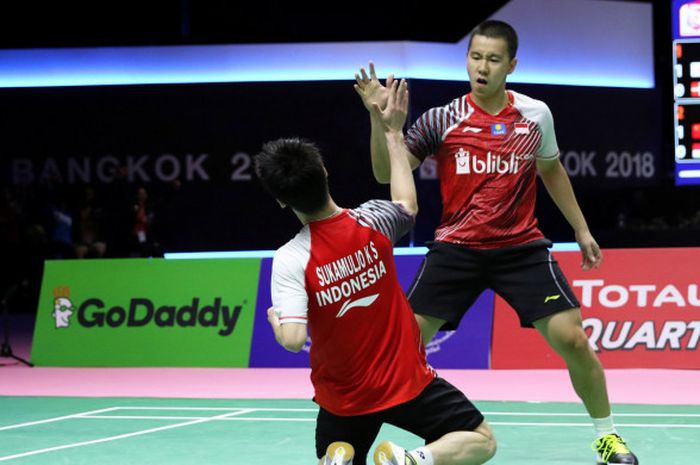   Ekspresi Marcus Fernaldi Gideon/Kevin Sanjaya Sukamuljo usai menang 12-21, 21-17, 21-15 atas Liu Cheng/Zhang Nan (China) di semifinal Piala Thomas 2018, Jumat (25/5/2018), di Impact Arena, Bangkok, Thailand.  