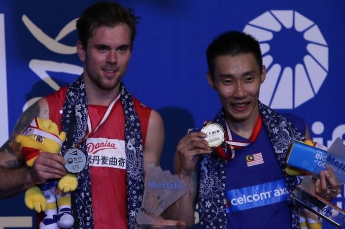 Pebulu tangkis tunggal putra Denmark, Jan O Jorgensen, berfoto bersama Juara BCA Indonesia Open Superseries Premier 2016, Lee Chong Wei, seusai pertandingan final di Istora Gelora Bung Karno, Senayan, Jakarta, Minggu (5/6/2016). Jorgensen kalah 21-17, 19-21, 21-17.