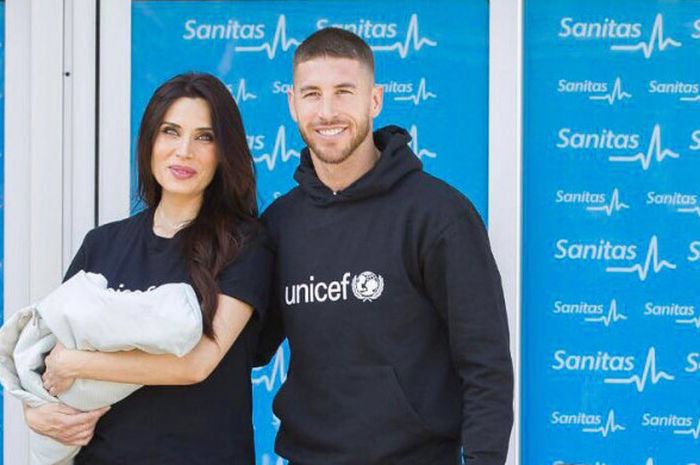 Sergio Ramos (kanan) bersama Pilar Rubio yang menggendong Alejandro Ramos Rubio