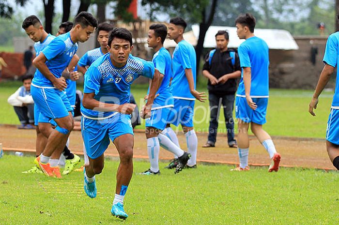 Penyerang Arema FC, Dedik Setiawan, mengikuti latihan tim di Lapangan Dirgantara Kabupaten Malang, Jawa Timur, Jumat (08/12/2017) sore.