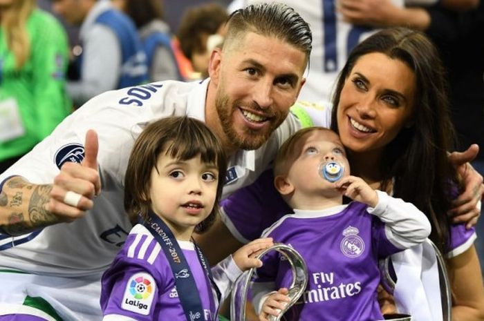  Bek Real Madrid, Sergio Ramos, berpose bersama keluarganya setelah membantu klub menjuarai Liga Champions dengan kemenangan atas Juventus pada laga final di Millennium Stadium, Cardiff, 3 Juni 2017. 