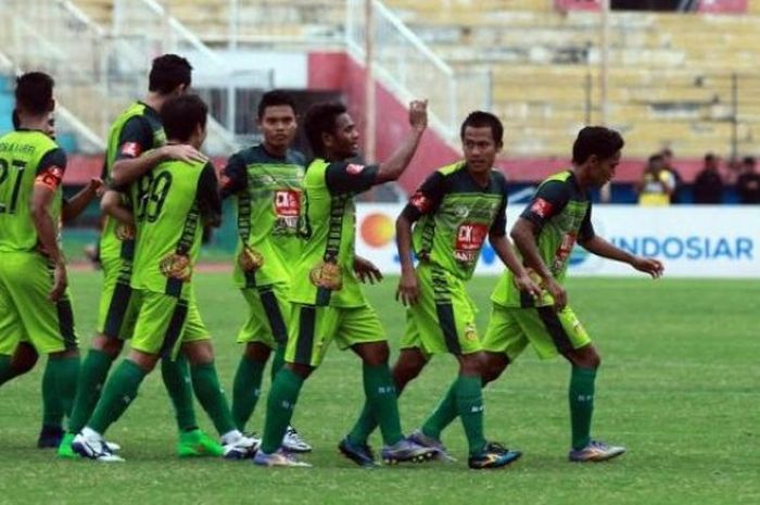 Para pemain Bhayangkara FC merayakan gol Wahyu Subo Seto ke gawang Pusamania Borneo FC di Stadion Gelora Delta, Sidoarjo, Jumat (7/10/2016) sore. 