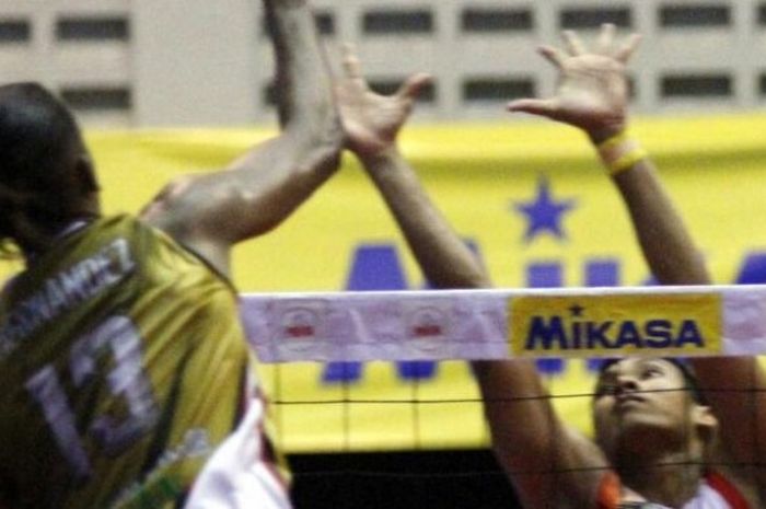 Pemain Surabaya Bhayangkara Samator, Wilfrido Hernandez (kiri), berupaya memukul bola ke arah pemain Palembang Bank Sumsel, pada laga seri pertama final four Proliga 2017, di GOR Sritex Arena, Solo, Minggu (9/4/2017).