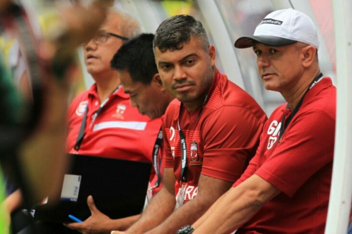 Pelatih Madura United saat lanjutan babak penyisihan Piala Gubernur Kaltim 2018 grup B Sriwijaya FC melawan Madura United yang berakhir dengan skor 2-0 di Stadion Batakan Balikpapan, Kalimantan Timur, Senin (26/02/108) sore. 